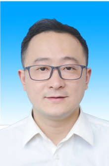 杨岷鹭  学校党委委员、办公室主任